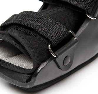 ¿Necesitas muletas con una bota para caminar?